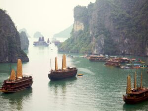 Hạ Long Bay: Embark Ship