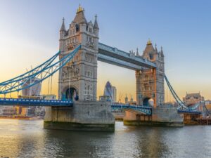 Southampton: Disembark & London Hotel Stay