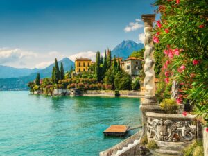 Lake Como: Tour & Lake Garda Hotel Stay